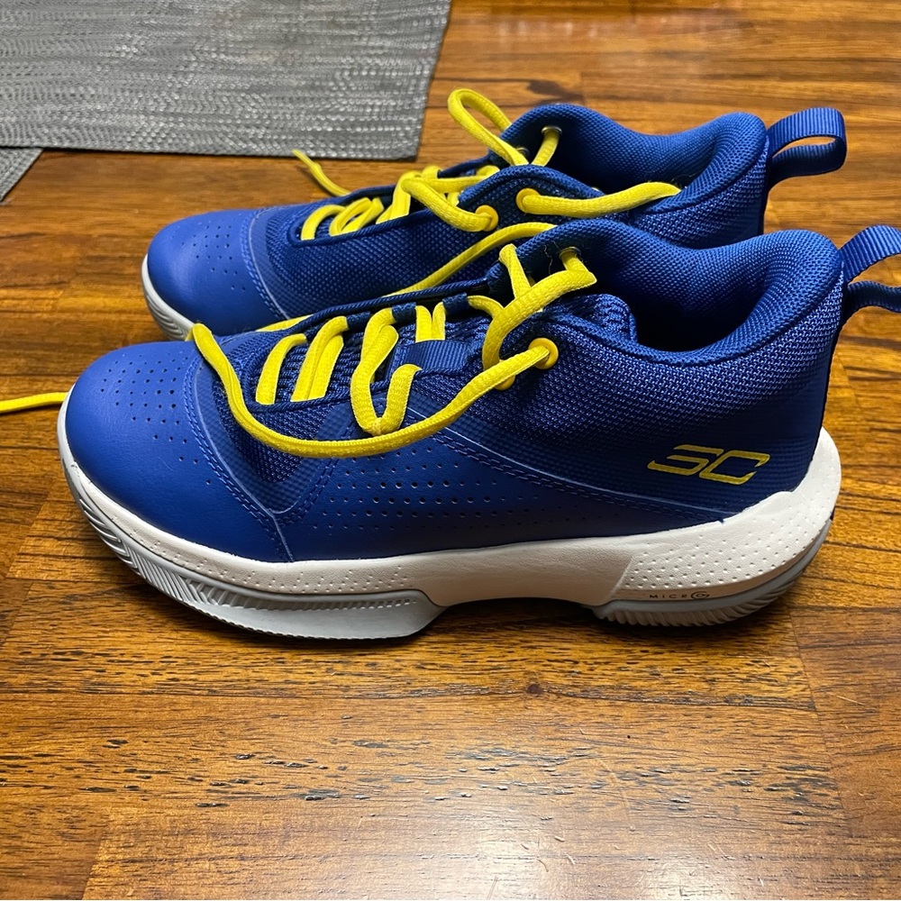 Youth SC 30 Steph Curry Under Armour shoes. Youth size 3.5 NWOT